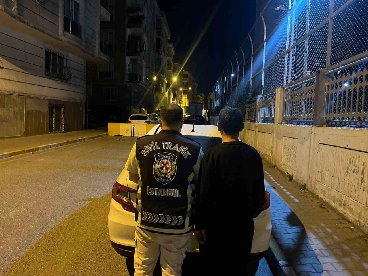 Esenyurt&rsquo;ta trafikte tehlikeli hareketler yaparak ilerleyen s&uuml;r&uuml;c&uuml;ye 96 bin TL para cezası
