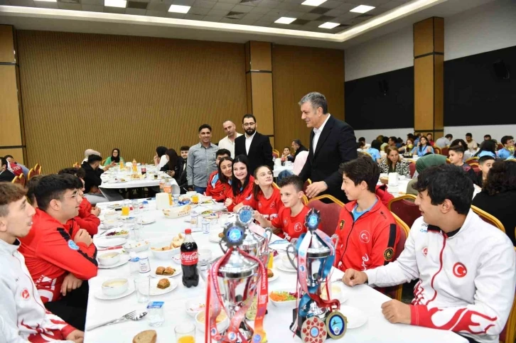 Esenyurt&rsquo;ta ulusal ve uluslararası m&uuml;sabakalarda dereceye giren sporculara &ouml;d&uuml;lleri verildi
