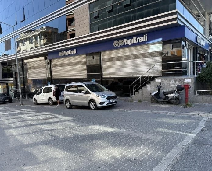 Esenyurt&rsquo;ta Yapı Kredi Bankası&rsquo;na silahlı saldırı yapan ş&uuml;pheli yakalandı
