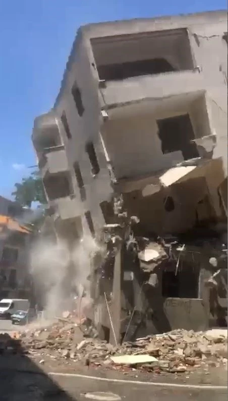 Esenyurt’ta yıkımı yapılan bina bir anda çöktü
