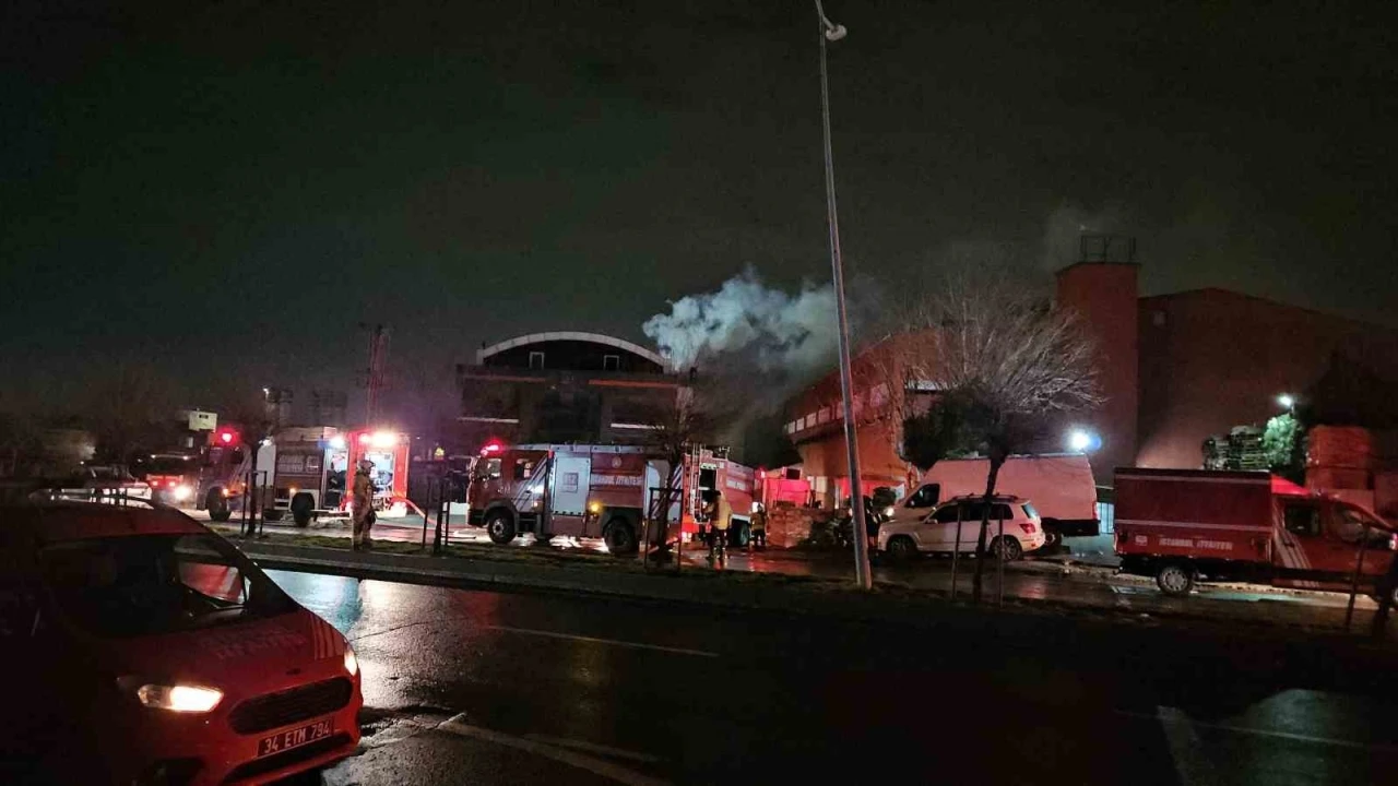 Esenyurt&rsquo;taki fabrika yangını 6 saattir devam ediyor
