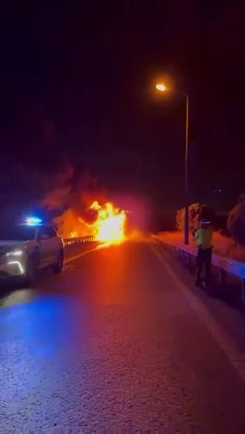 Esenyurt TEM&rsquo;de tır alevlere teslim oldu
