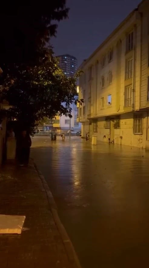 Esenyurt’u sağanak vurdu: Yollar göle döndü, evleri su bastı
