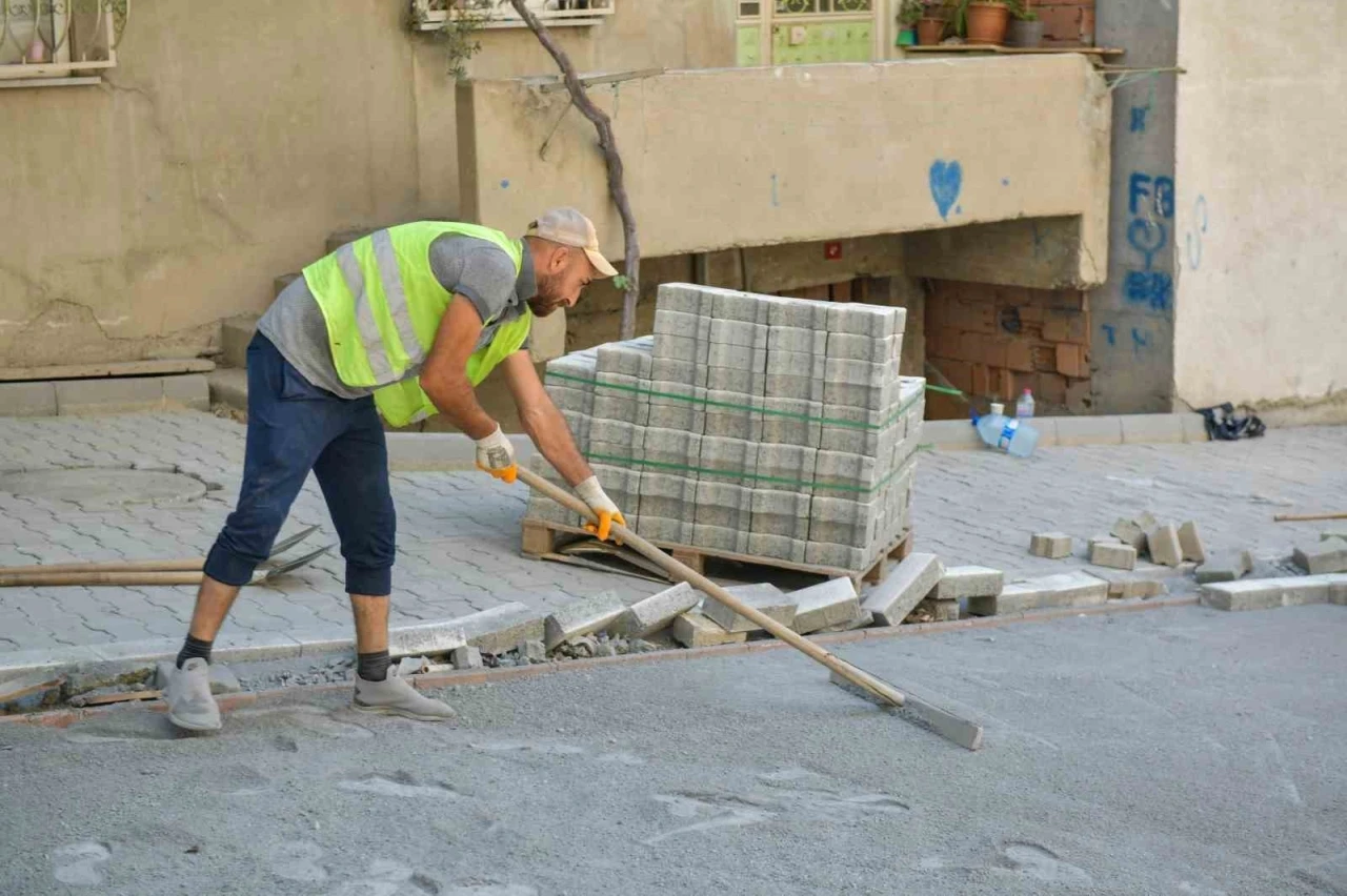 Esenyurt’un sokakları yenileniyor: Parke çalışmaları ilçe genelinde sürüyor
