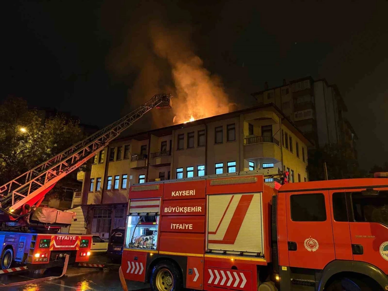 Eşi eve almayınca sinirlenip, binanın çatısını yaktı: 1 gözaltı
