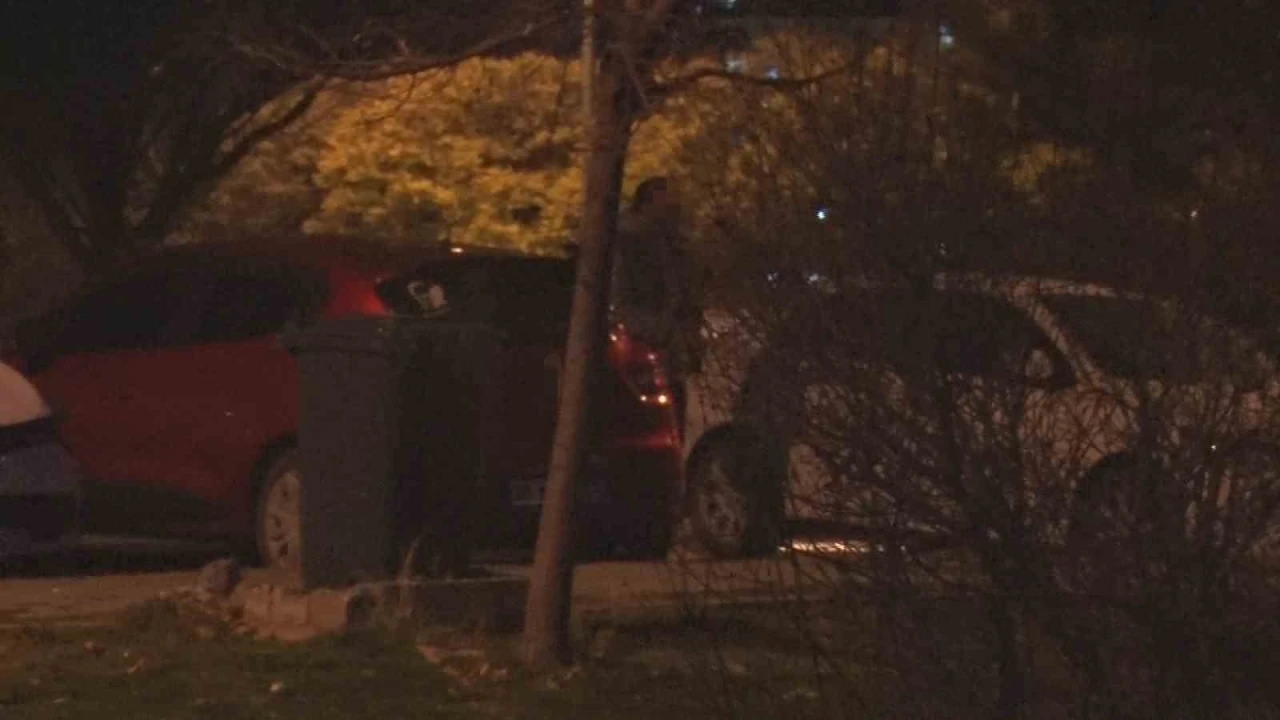 Eşi evi terk edince t&uuml;feğe sarıldı
