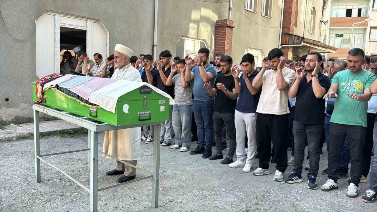 Eşi tarafından &ouml;ld&uuml;r&uuml;len 3 &ccedil;ocuk annesi kadın toprağa verildi
