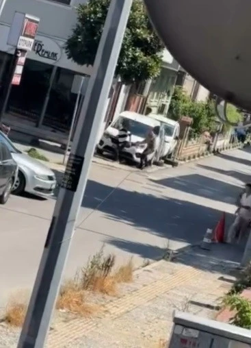 Eşini rahatsız ettiğini &ouml;ne s&uuml;rd&uuml;ğ&uuml; kişiyi bacağından vurdu

