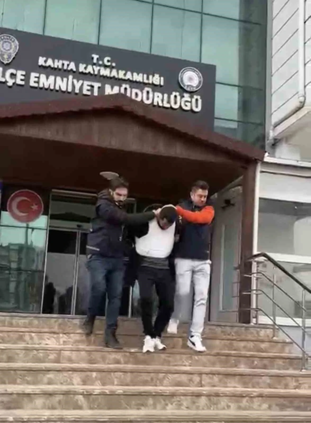 Eşini sokak ortasında &ouml;ld&uuml;ren şahıs tutuklandı
