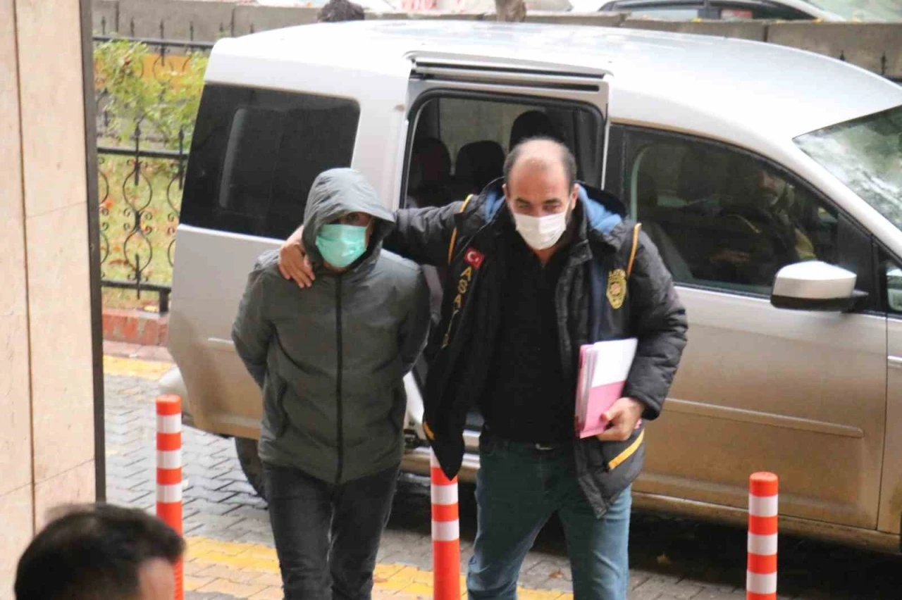 Eşini sokak ortasında &ouml;ld&uuml;ren sanığın cezası istinafta 24 yıla indirildi
