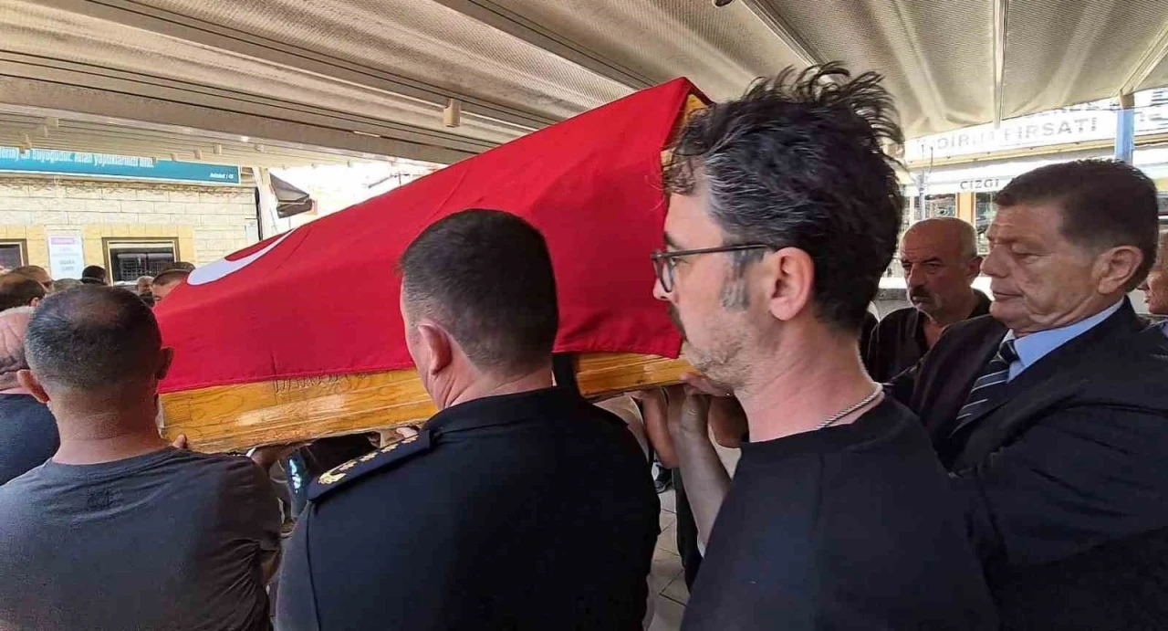 Eşinin &ouml;ld&uuml;ğ&uuml; kazada yaralanan emekli polis, kazadan 3 yıl sonra rahatsızlığı nedeniyle vefat etti
