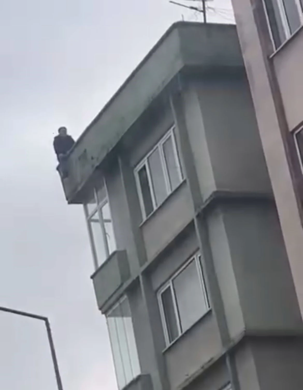 Eşiyle kavga edince barışmak i&ccedil;in intihara kalkıştı
