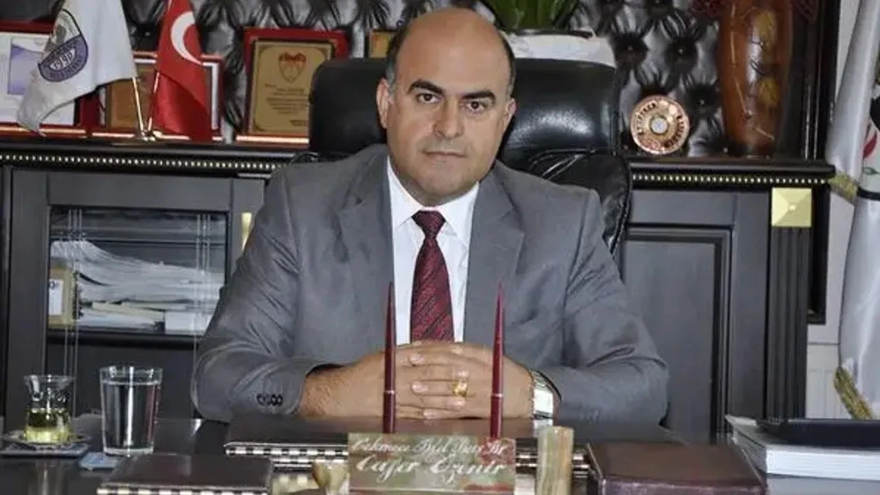 Eski belediye başkanını oğlu baltayla &ouml;ld&uuml;rd&uuml;
