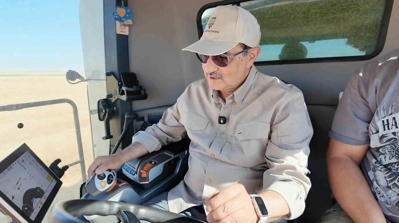 Eski Enerji ve Tabii Kaynaklar Bakanı D&ouml;nmez buğday hasadında katıldı
