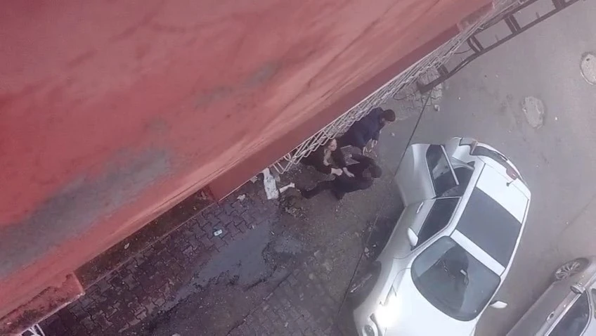 Eski eşini sokak ortasında darbeden şahıs g&ouml;zaltına alındı
