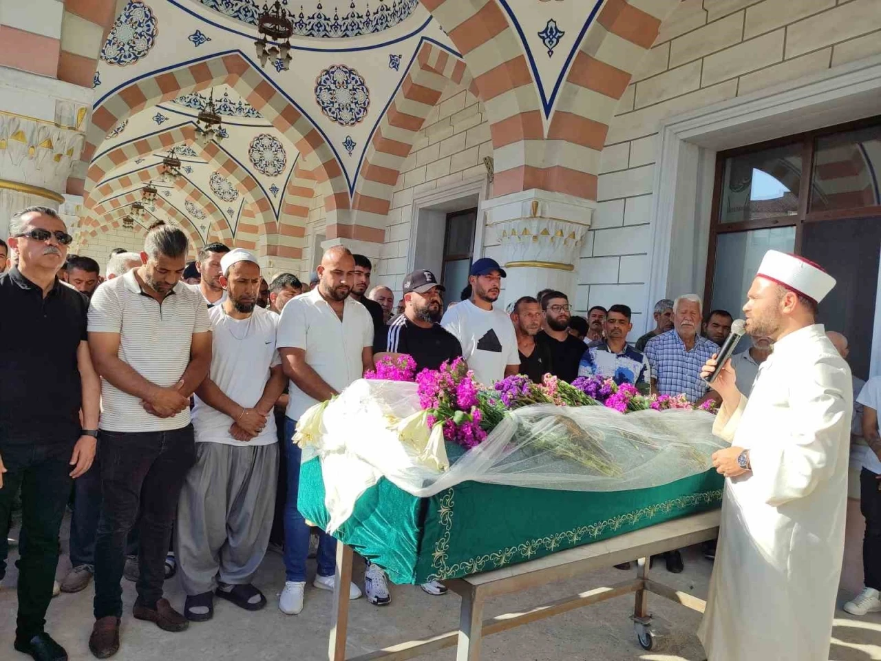 Eski nişanlısı tarafından öldürülen hamile kadının cenaze defnedildi
