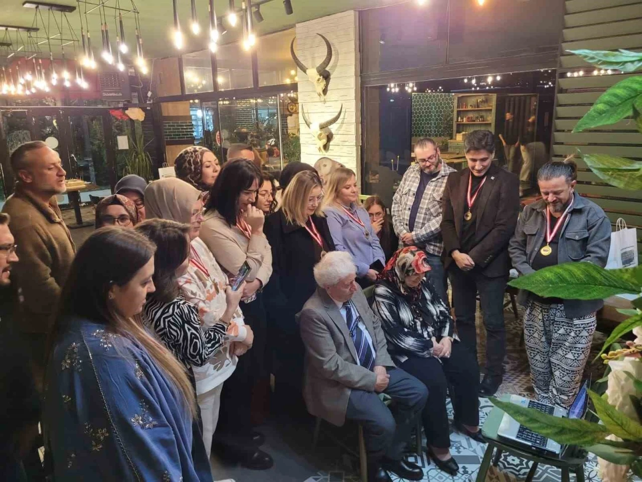 Eski öğrencilerinden emekli öğretmene duygulandıran Öğretmenler Günü sürprizi
