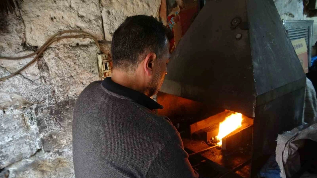 Eski y&ouml;ntemlerle &uuml;rettiği kebap şişlerini 15 &uuml;lkeye ihra&ccedil; ediyor
