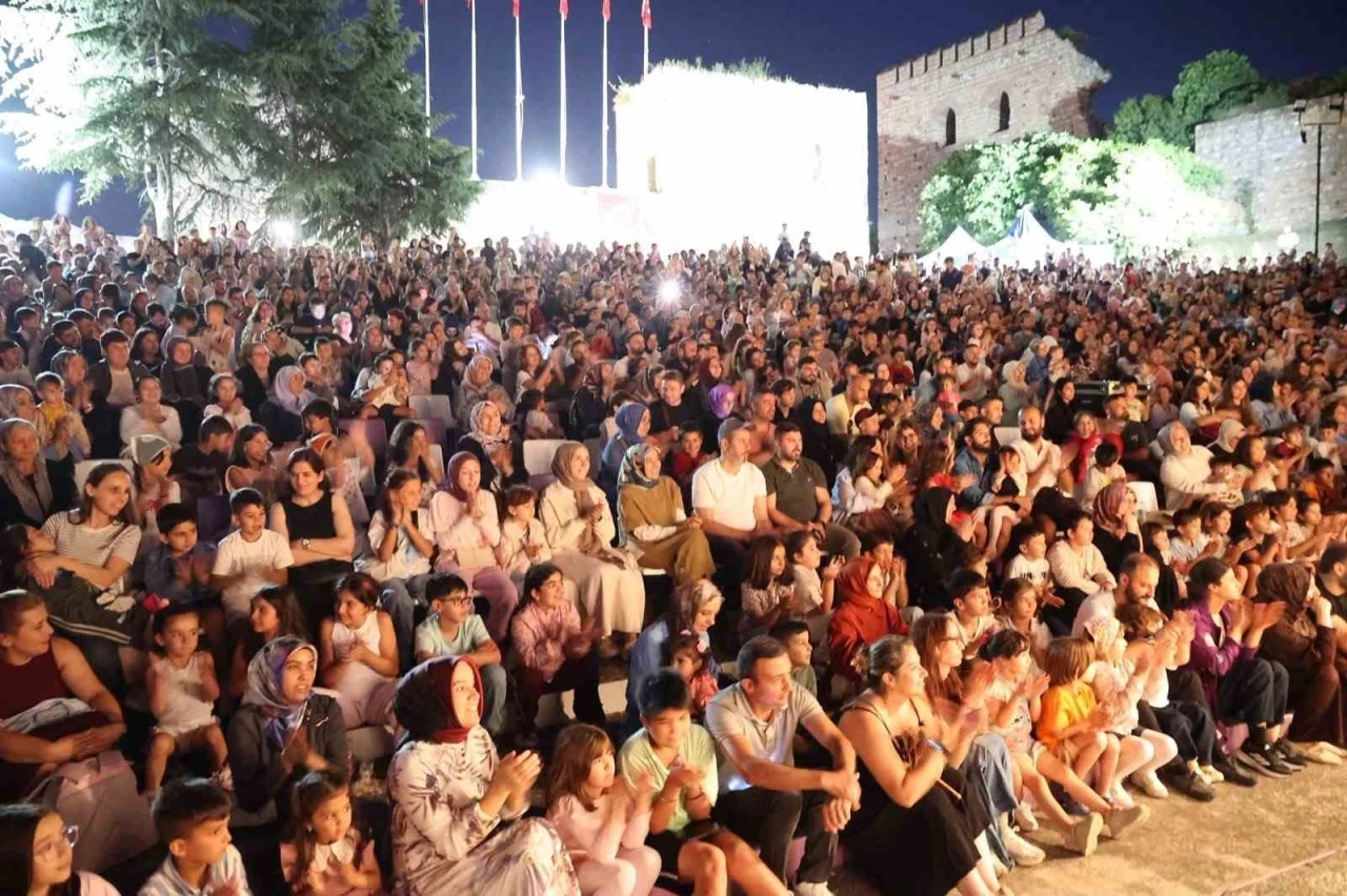 Eskihisar Kalesi &ccedil;ocukların neşesiyle şenlendi
