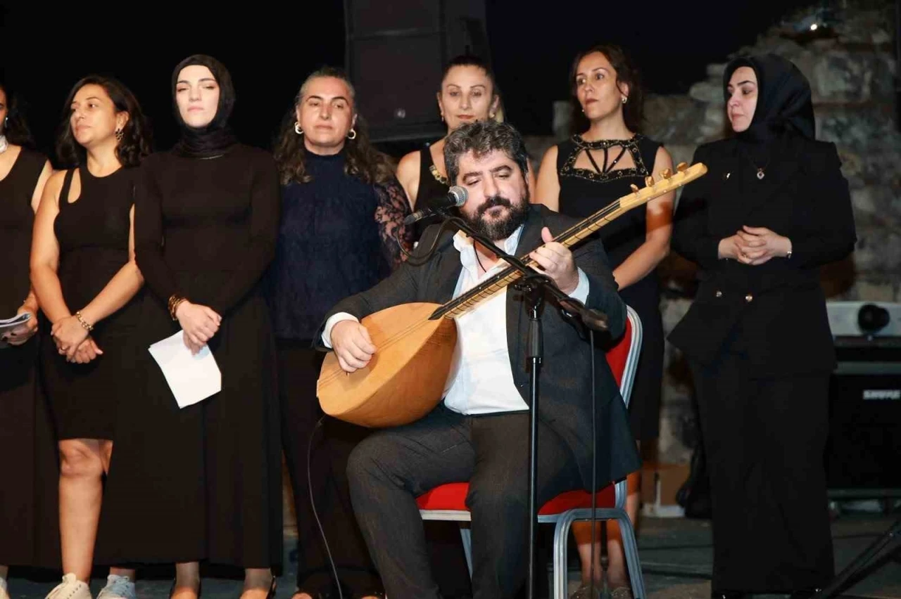 Eskihisar Kalesi&rsquo;nde k&uuml;lt&uuml;r sanat akşamları coşkusu
