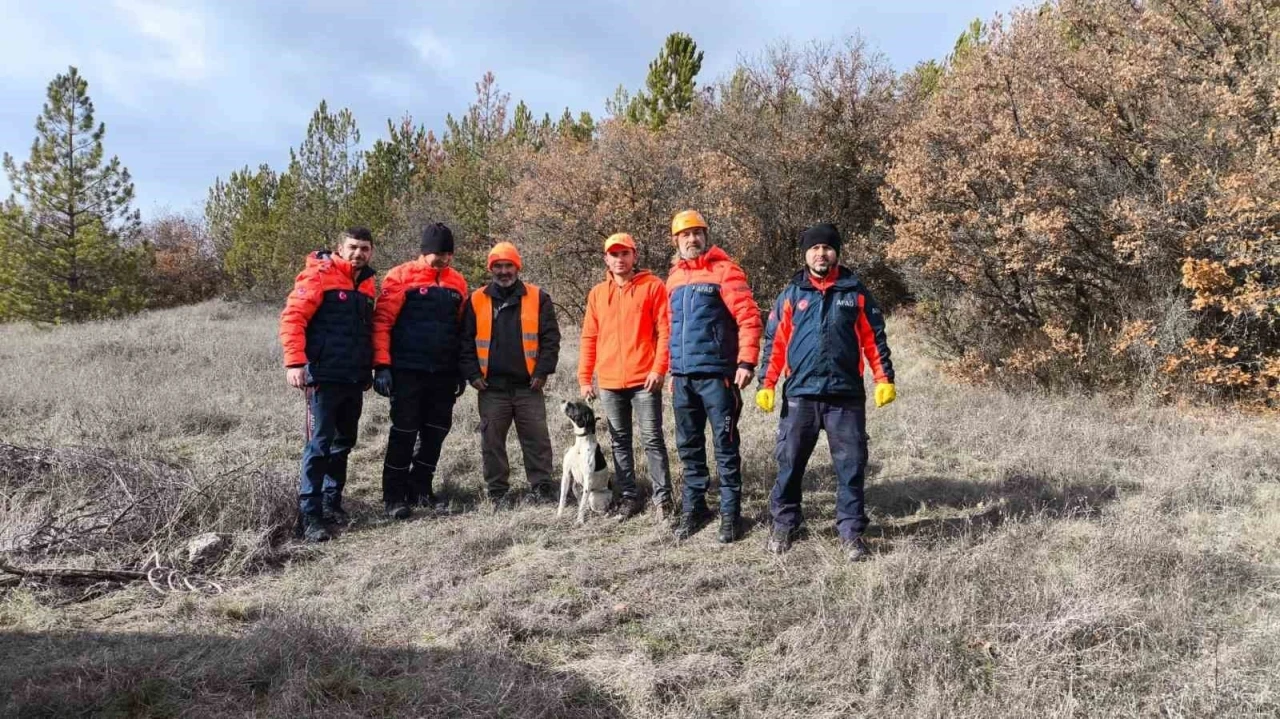 Eskişehir&rsquo;de 12 metrelik &ccedil;ukura d&uuml;şen k&ouml;peği AFAD ekibi kurtardı
