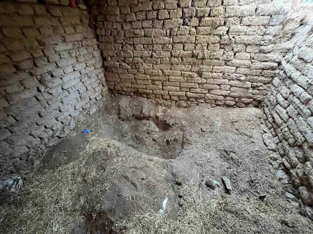 Eskişehir’de 14 yıl sonra ahırdan çıkarılan cesedin gömüldüğü yer görüntülendi