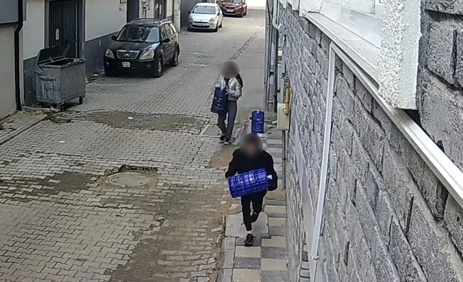 Eskişehir’de 2 çocuk apartman önündeki damacanaları çaldı
