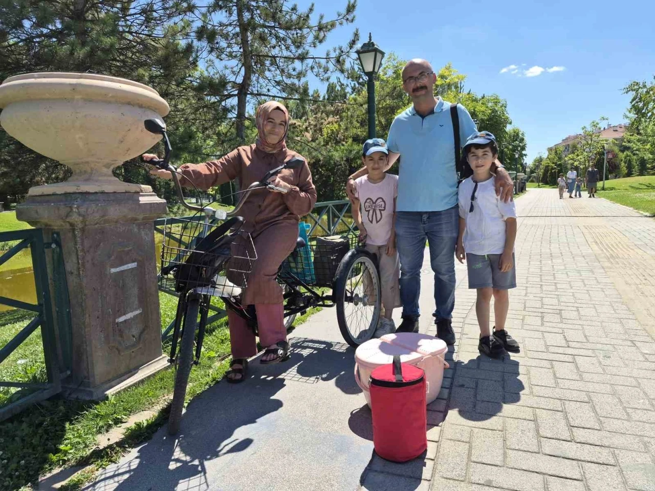 Eskişehir&rsquo;de 2 minik simit&ccedil;i ilgi odağı oldu
