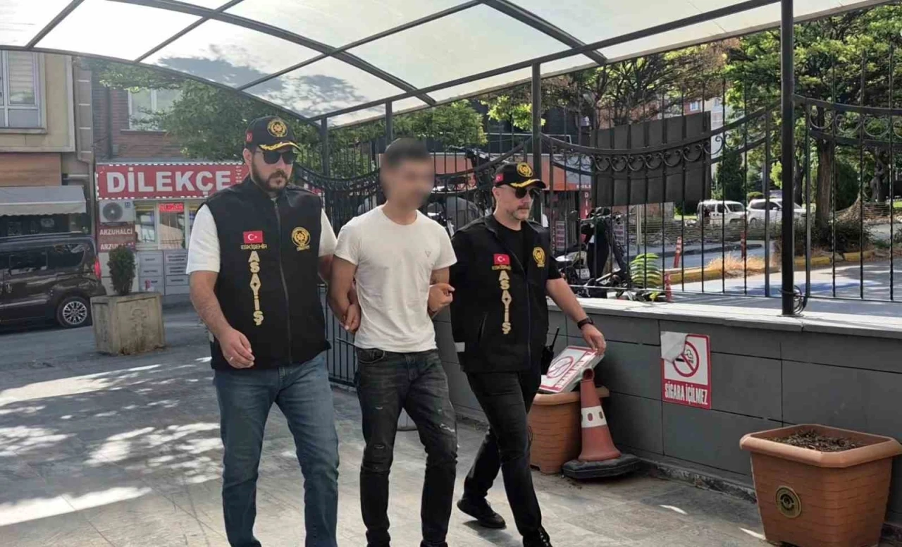 Eskişehir&rsquo;de 3 kişiyi silahla yaralayan zanlı adliyeye sevk edildi

