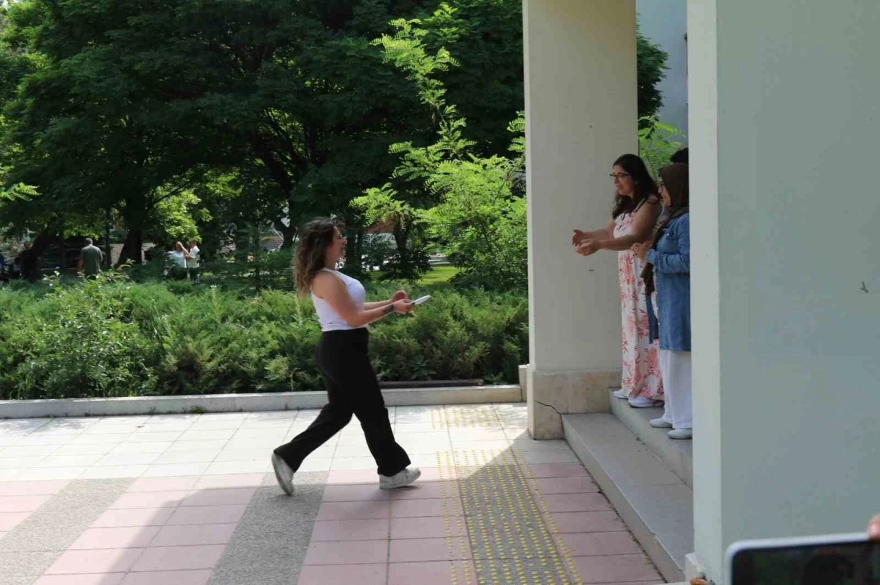 Eskişehir’de adayların bazıları AYT sınavına son anda yetişti
