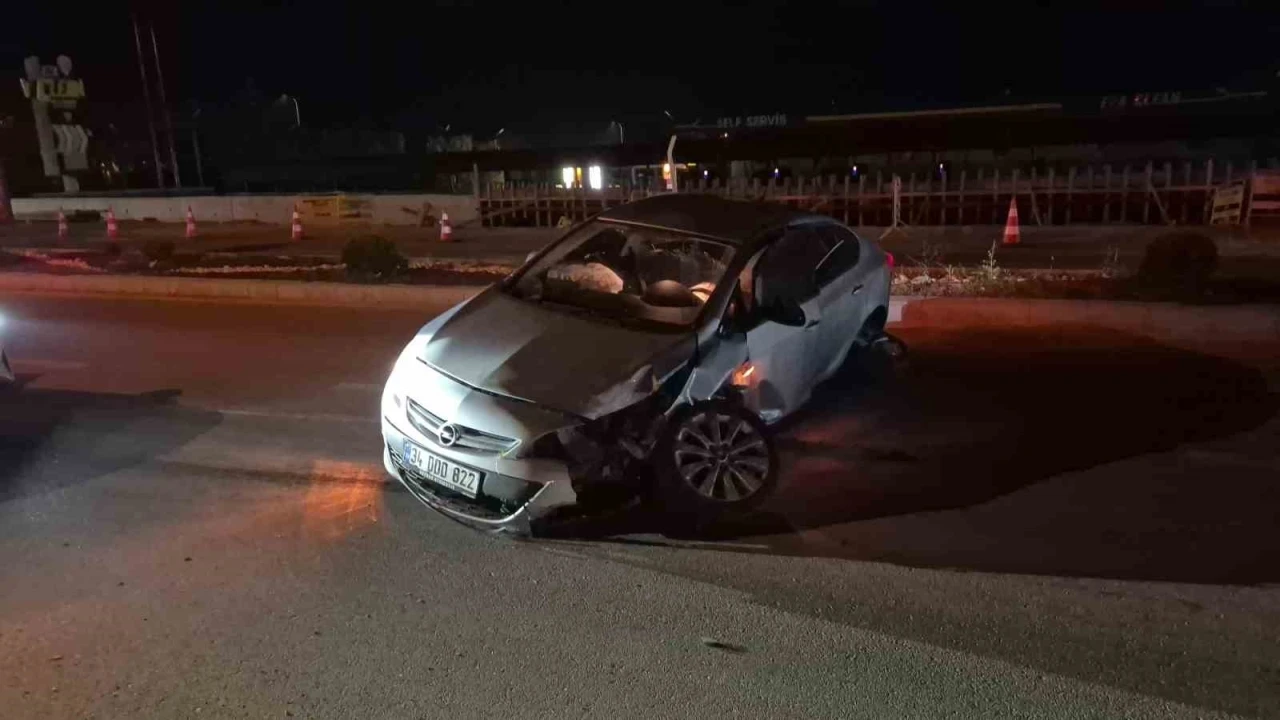 Eskişehir&rsquo;de alkoll&uuml; s&uuml;r&uuml;c&uuml;n&uuml;n kullandığı otomobil orta ref&uuml;jdeki tabelayı devirdi
