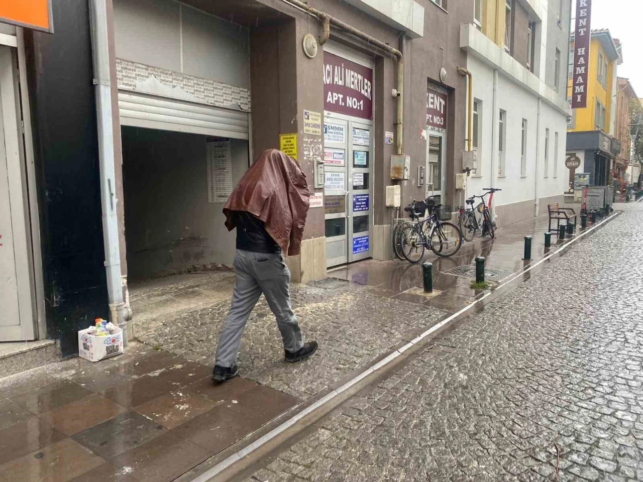 Eskişehir’de aniden bastıran yağış vatandaşlara zor anlar yaşattı
