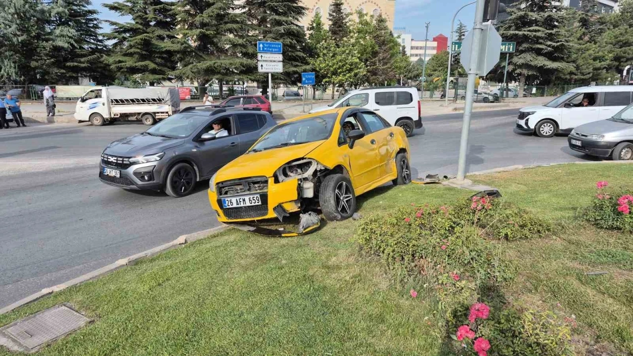 Eskişehir&rsquo;de ara&ccedil; ile &ccedil;arpışan otomobil kavşaktaki ref&uuml;je &ccedil;ıktı
