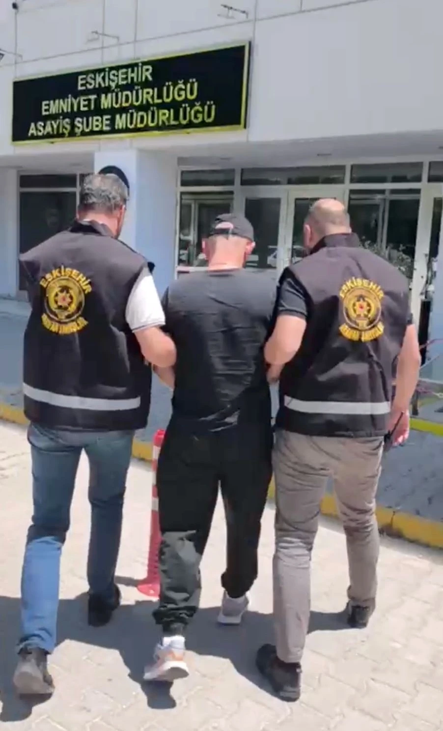 Eskişehir&rsquo;de cinayet h&uuml;k&uuml;ml&uuml;s&uuml; 2 firari, polis ekiplerince yakalandı
