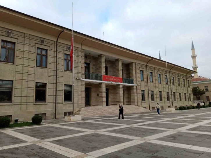 Eskişehir&rsquo;de de bayraklar yarıya indirildi
