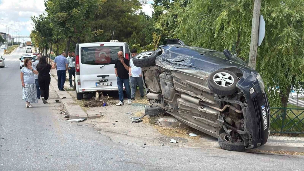 Eskişehir&rsquo;de dolmuşun &ccedil;arptığı otomobil yan yattı: 8 yaralı
