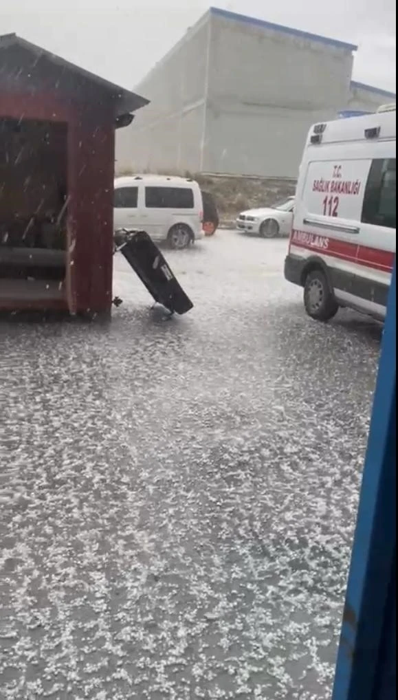 EskiÅŸehir’de dolu yağışı: Sokak saniyeler içinde beyaza büründü