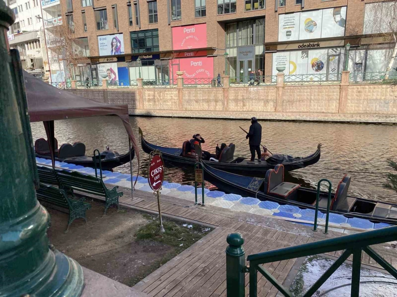 Eskişehir&rsquo;de dondurucu soğuğa rağmen gondol seferleri devam ediyor
