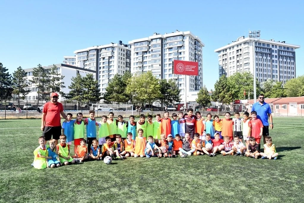 Eskişehir&rsquo;de GSB Spor Okulları&rsquo;nda futbol heyecanı hız kesmiyor
