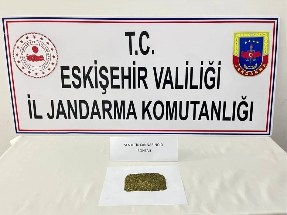 Eskişehir’de ilçeye uyuşturucu taşıyan 2 şüpheli yakalandı
