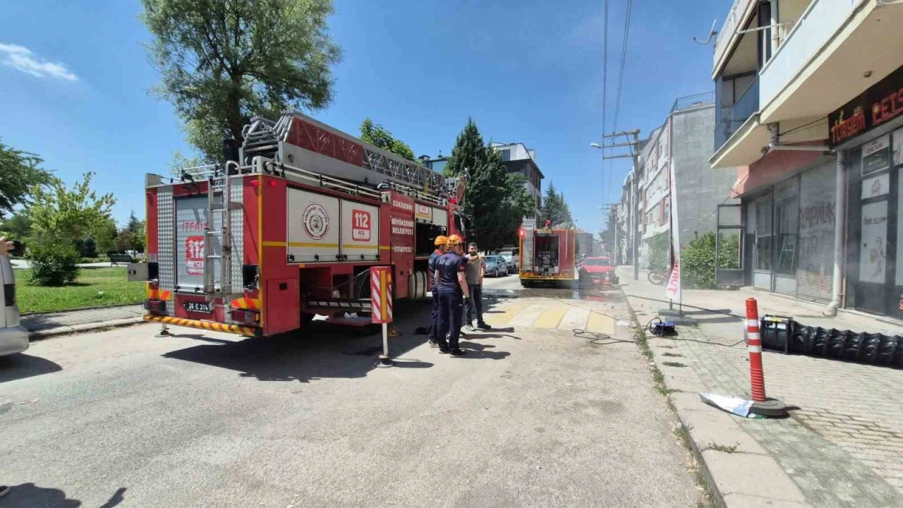 Eskişehir&rsquo;de iş yeri yangını, dumandan etkilenen 6 kişi hastaneye kaldırıldı
