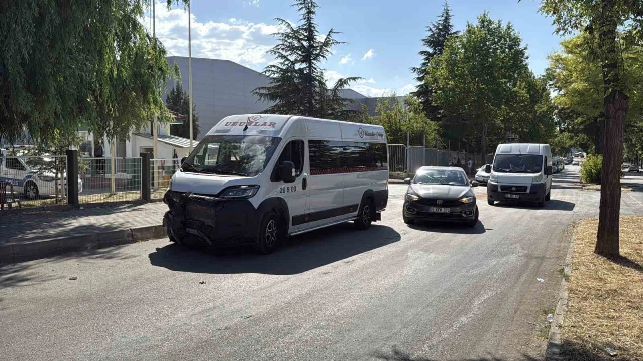 Eskişehir&rsquo;de iş&ccedil;i servisi ile otomobil &ccedil;arpıştı: 11 yaralı
