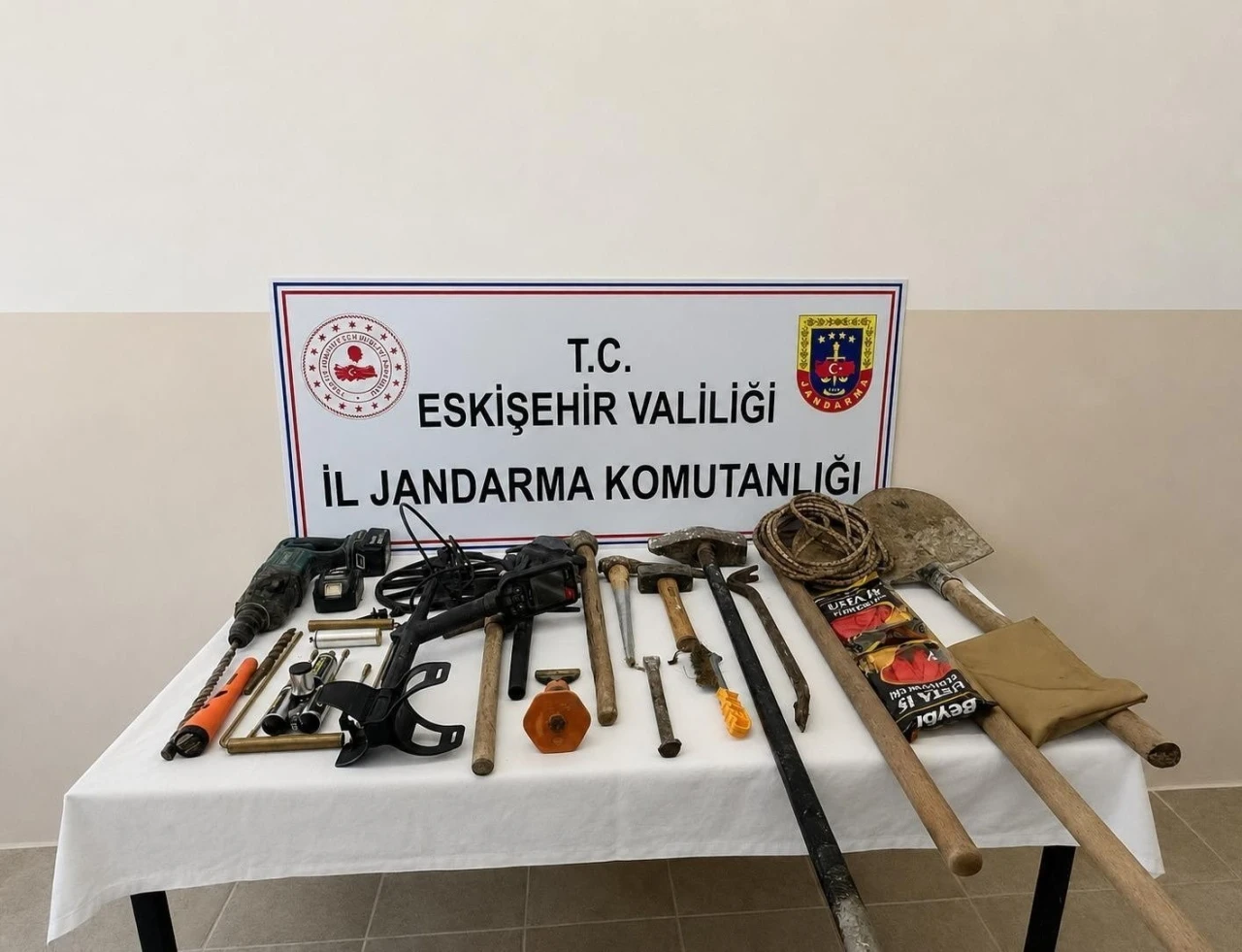 Eskişehir&rsquo;de ka&ccedil;ak kazı yapan 3 ş&uuml;pheli su&ccedil;&uuml;st&uuml; yakalandı
