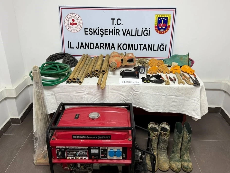Eskişehir’de kaçak kazı yapan şahıslar suçüstü yakalandı
