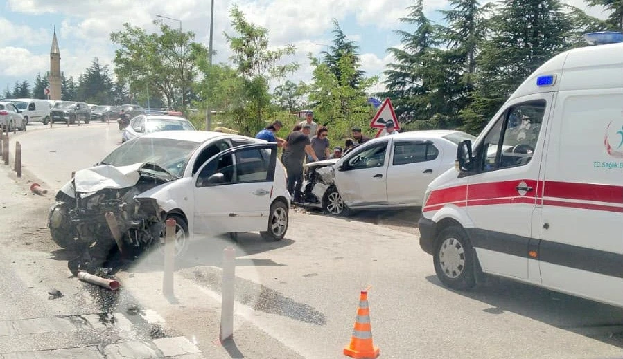Eskişehir&rsquo;de kafa kafaya &ccedil;arpışan ara&ccedil;lar hurdaya d&ouml;nd&uuml;
