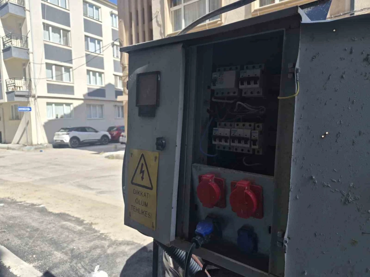 Eskişehir&rsquo;de kapağı a&ccedil;ık bırakılan elektrik panosu korkutuyor
