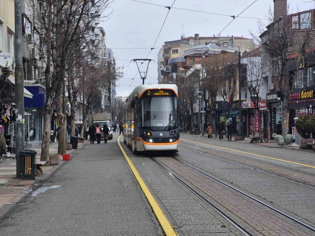 Eskişehir&rsquo;de kar serpmeye başladı
