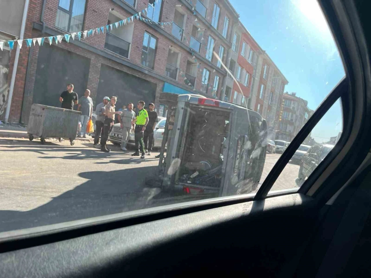 Eskişehir&rsquo;de kaza yapan hafif ticari ara&ccedil; yan yattı: 3 yaralı
