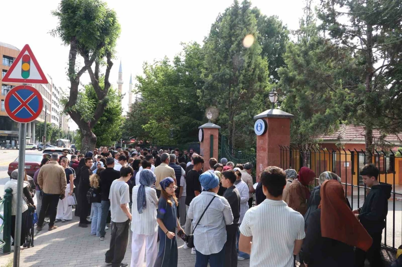 Eskişehir&rsquo;de LGS heyecanı sabahın erken saatlerinde başladı
