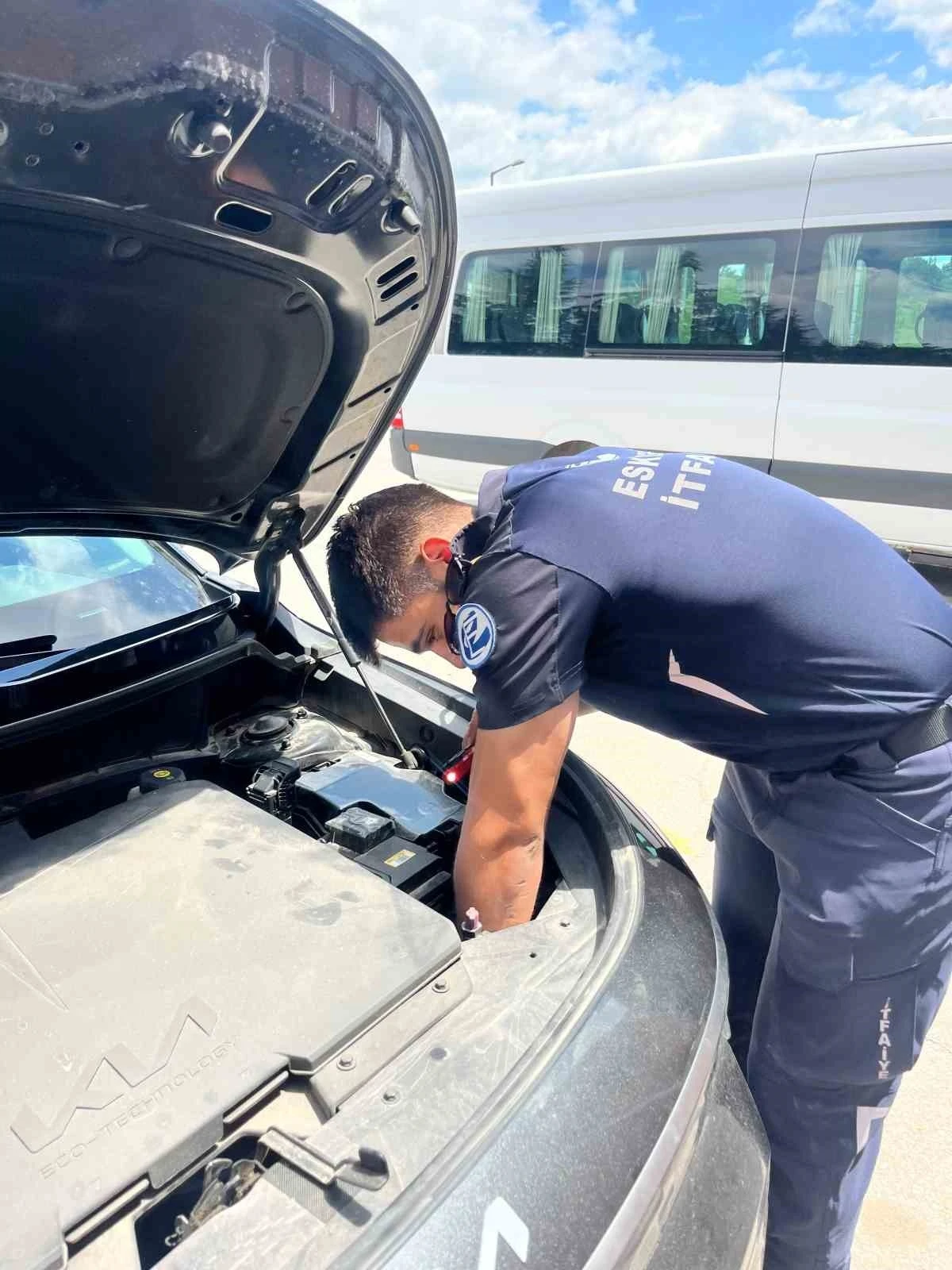 Eskişehir&rsquo;de motor b&ouml;l&uuml;m&uuml;ne sıkışan kediyi itfaiye ekipleri kurtardı
